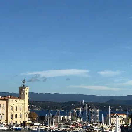 Accostage Vieux-Port - Appartements & Parking En Option La Ciotat Exterior photo